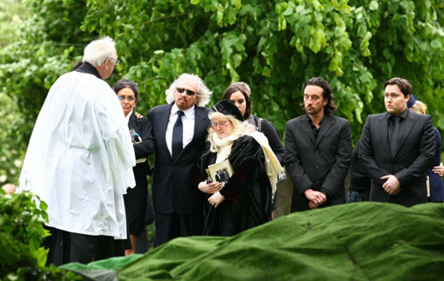 Đám tang xúc động của danh ca nhóm Bee Gee - 5