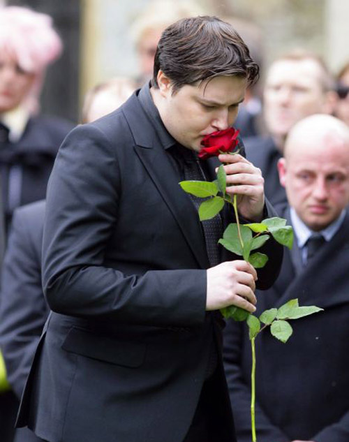 Đám tang xúc động của danh ca nhóm Bee Gee - 6