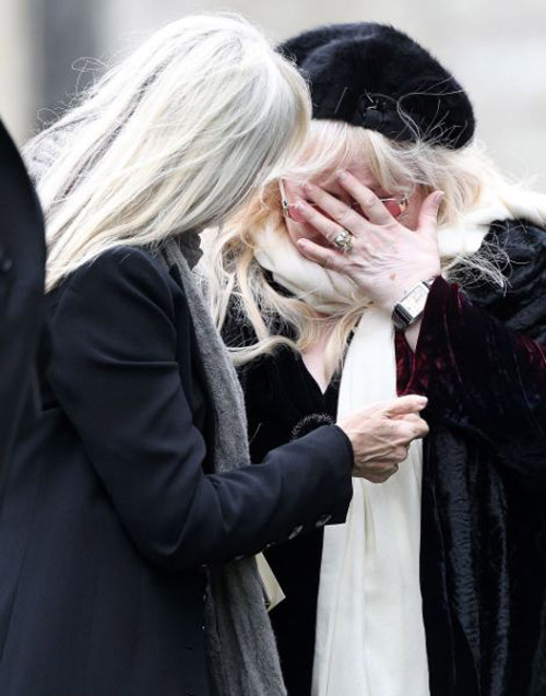 Đám tang xúc động của danh ca nhóm Bee Gee - 7