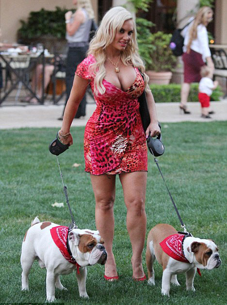 Mẫu chuyển giới kêu gọi hòa bình cho gay - 13