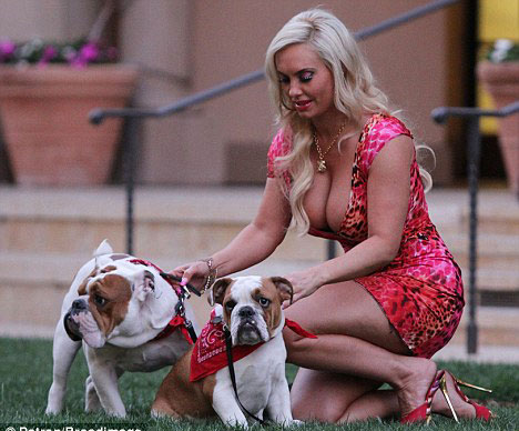 Mẫu chuyển giới kêu gọi hòa bình cho gay - 14