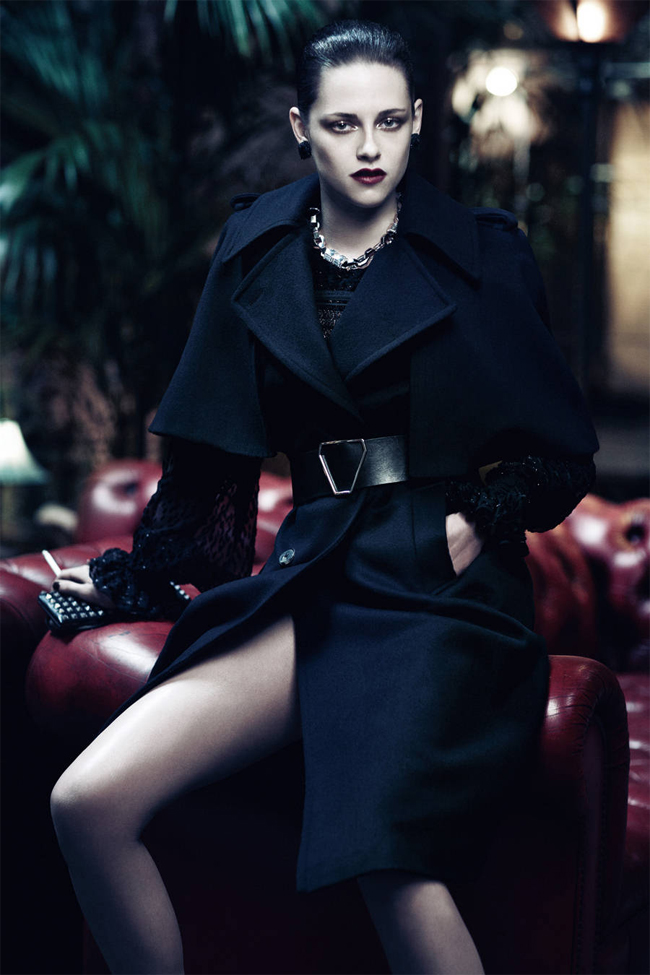 Còn KRISTEN STEWART (the Twilight saga, On the Road) thủ vai Bạch Tuyết xinh đẹp vốn luôn bị đố kỵ và ghen ghét bởi Hoàng hậu độc ác Ravenna.
