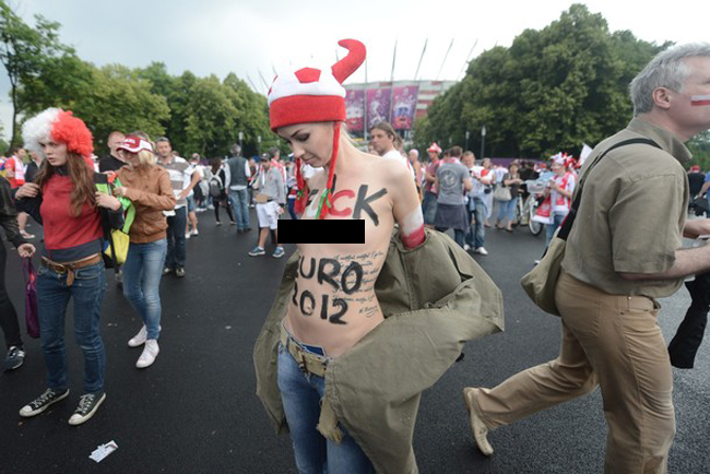 Nhóm Femen tiếp tục gây sốc với những màn khỏa thân tại VCK Euro 2012.