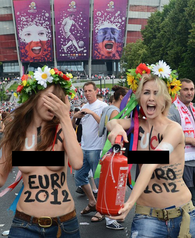 Bên ngoài SVĐ Warsaw (Ba Lan), nơi diễn ra lễ khai mạc Euro, các thành viên Femen đã khỏa thân gây láo loạn bên ngoài SVĐ.