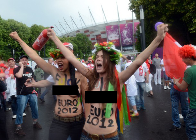 Được biết nhóm Femen xuất thân từ Ukraina. Đây cũng là nhóm từng gây sốc với hình ảnh cướp cúp tại quê nhà gần đây.