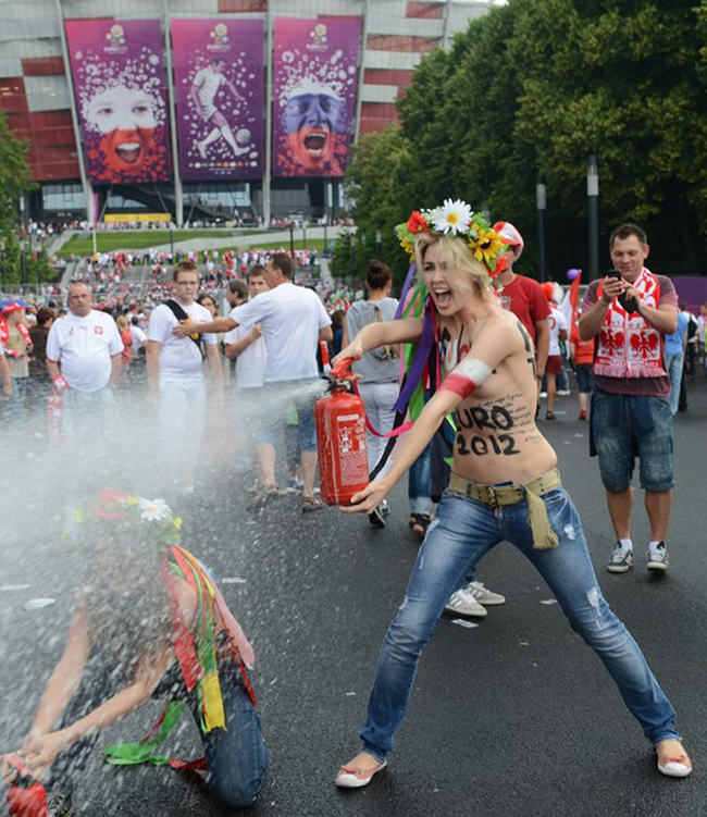 Các thành viên Femen liên tục gây sốc bên ngoài SVĐ quốc gia Ba Lan.