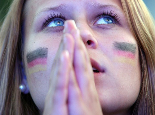 CĐV Đức vỡ òa sau chiến thắng của đội nhà - 2