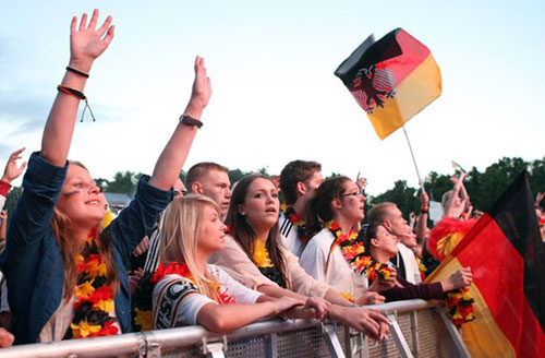 CĐV Đức vỡ òa sau chiến thắng của đội nhà - 3