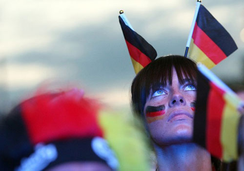 CĐV Đức vỡ òa sau chiến thắng của đội nhà - 4