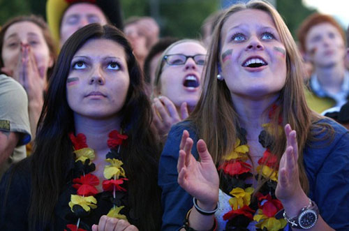 CĐV Đức vỡ òa sau chiến thắng của đội nhà - 5