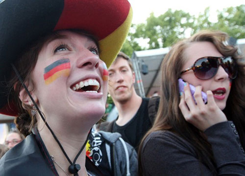 CĐV Đức vỡ òa sau chiến thắng của đội nhà - 7