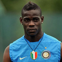 Bóng đá - KS Balotelli ở ngay cạnh CLB thoát y