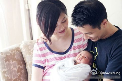 Lưu Đức Hoa khoe ảnh nắm tay con gái - 7