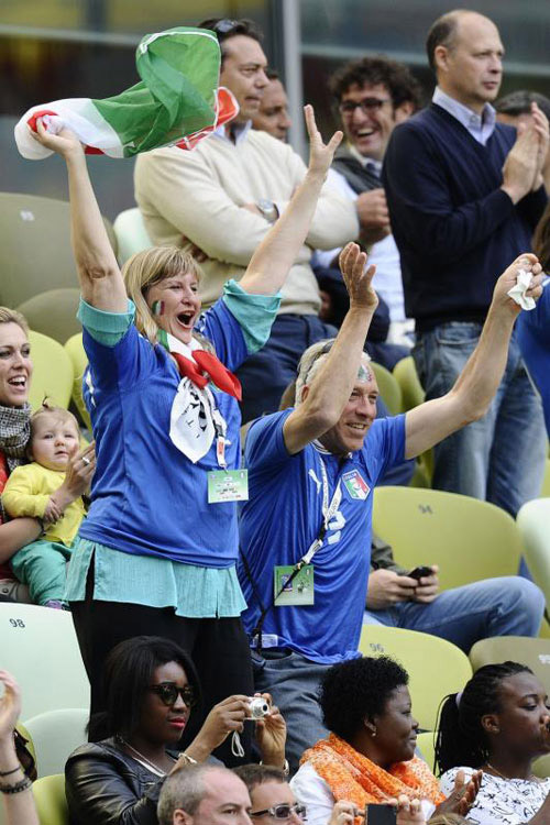 WAGs Tây Ban Nha rực sáng mặt sân, Italia áp đảo nơi khán đài - 8