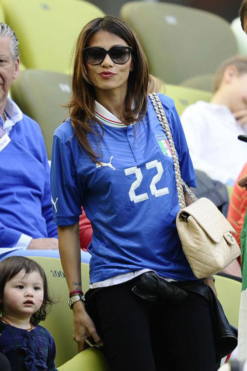 WAGs Tây Ban Nha rực sáng mặt sân, Italia áp đảo nơi khán đài - 5