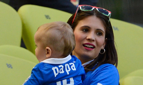 WAGs Tây Ban Nha rực sáng mặt sân, Italia áp đảo nơi khán đài - 7