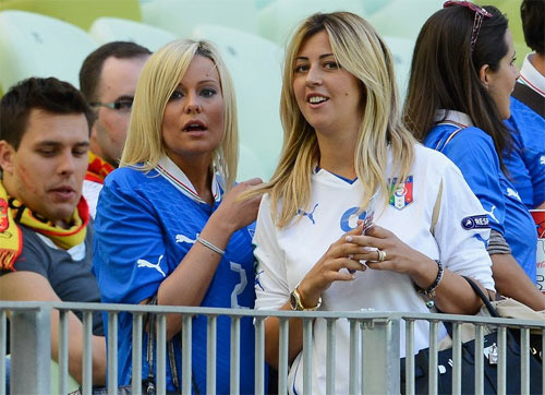 WAGs Tây Ban Nha rực sáng mặt sân, Italia áp đảo nơi khán đài - 4