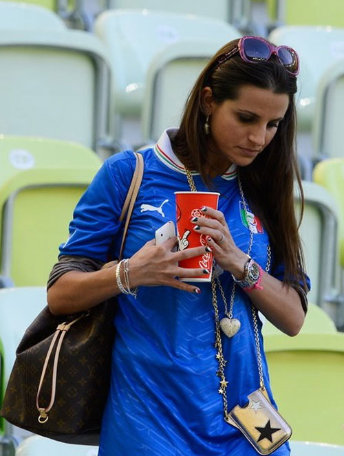 WAGs Tây Ban Nha rực sáng mặt sân, Italia áp đảo nơi khán đài - 6