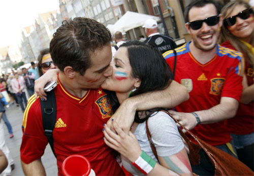 WAGs Tây Ban Nha rực sáng mặt sân, Italia áp đảo nơi khán đài - 9