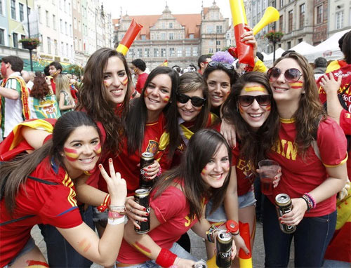 WAGs Tây Ban Nha rực sáng mặt sân, Italia áp đảo nơi khán đài - 10