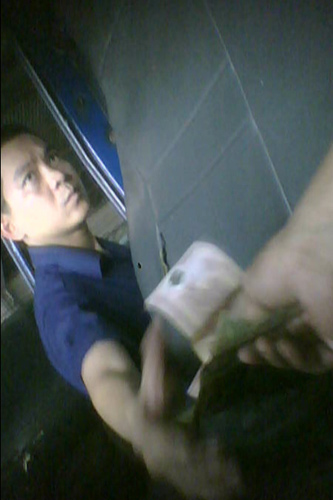 Có tiền mới lọt cửa đăng kiểm - 2