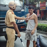 Tin tức trong ngày - CSGT vụt dùi cui vào tài xế giữa phố