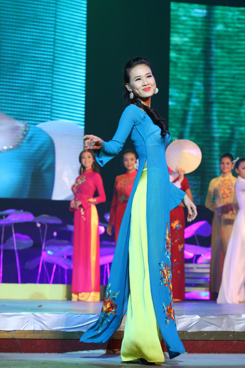 Dương Mỹ Linh duyên dáng áo dài hoa - 3