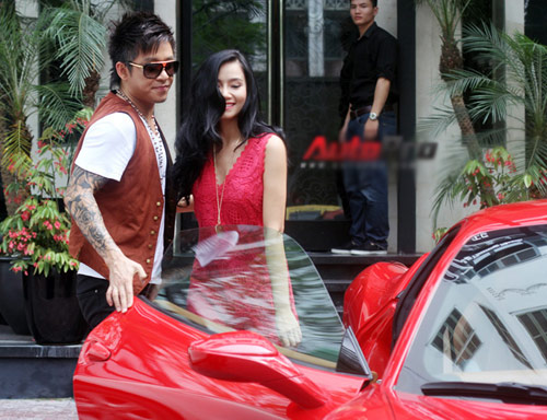 Tuấn Hưng "cặp" Lương Giang bên Ferrari 458 Italia - 2