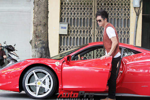 Tuấn Hưng "cặp" Lương Giang bên Ferrari 458 Italia - 3