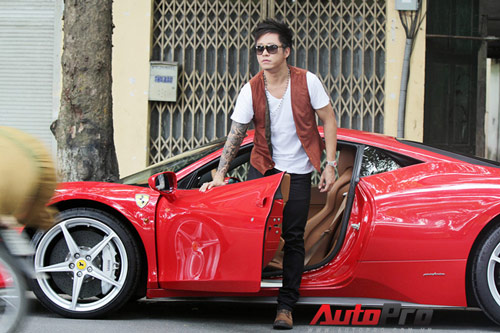 Tuấn Hưng "cặp" Lương Giang bên Ferrari 458 Italia - 4