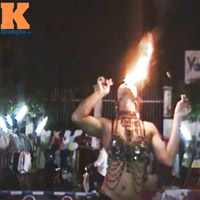 Tin tức trong ngày - "Người đẹp chân dài" múa lửa giữa đường