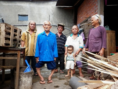 Lay lắt gia đình “lùn nhất Việt Nam” - 1
