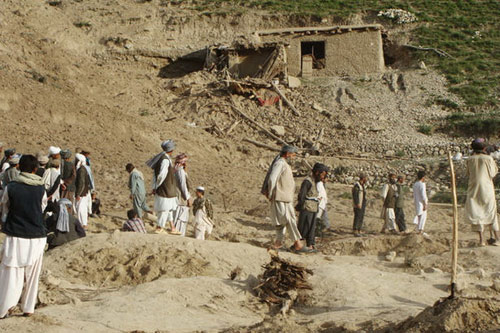 Afghanistan: Hàng trăm người chết vì động đất - 1