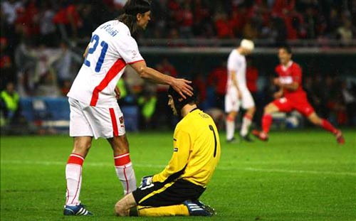 Đội nhà đứng vững, Petr Cech thở phào - 1