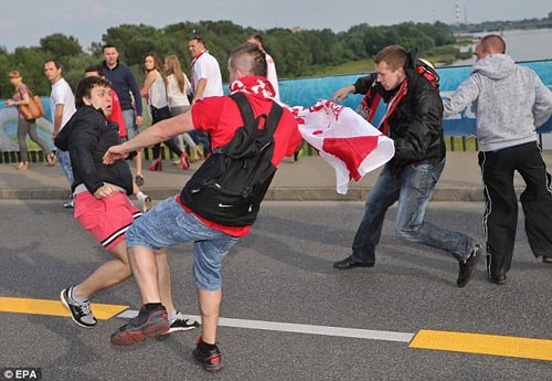 Toàn cảnh CĐV Ba Lan và Nga hỗn chiến - 4