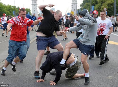 Toàn cảnh CĐV Ba Lan và Nga hỗn chiến - 5