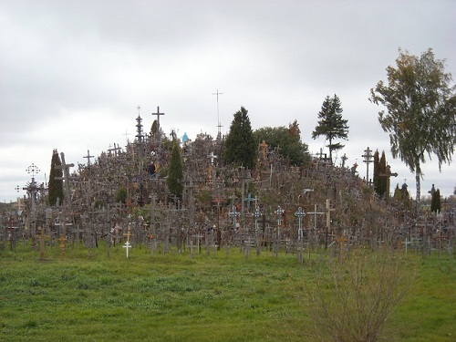 Vẻ đẹp lạ lùng của ngọn đồi thánh giá ở Lithuania - 2