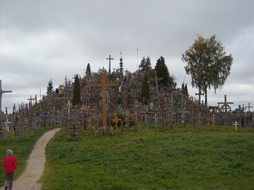 Vẻ đẹp lạ lùng của ngọn đồi thánh giá ở Lithuania - 3