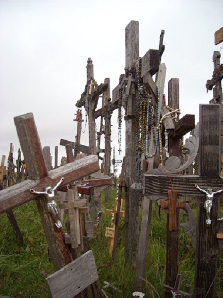 Vẻ đẹp lạ lùng của ngọn đồi thánh giá ở Lithuania - 7