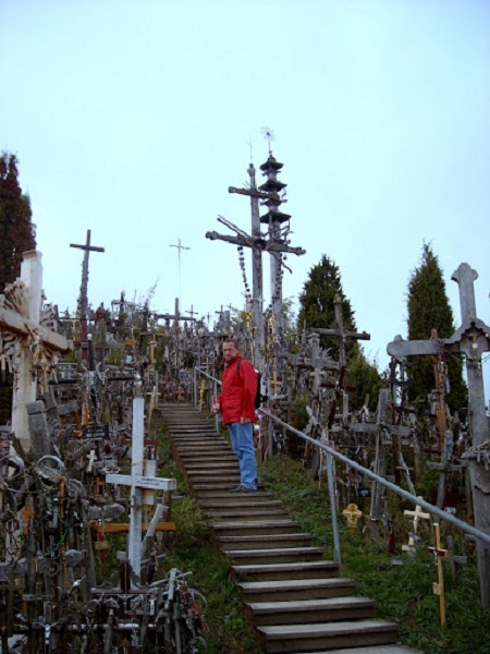 Vẻ đẹp lạ lùng của ngọn đồi thánh giá ở Lithuania - 8