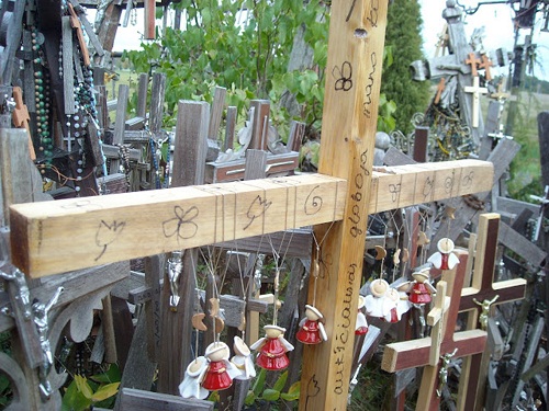 Vẻ đẹp lạ lùng của ngọn đồi thánh giá ở Lithuania - 9