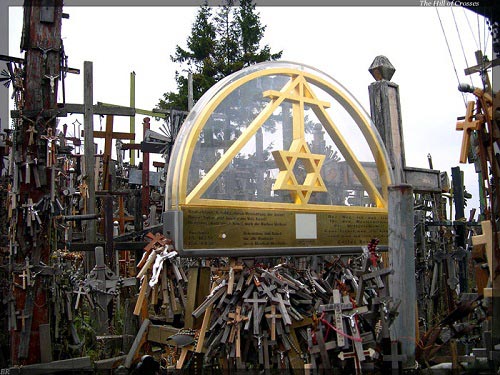 Vẻ đẹp lạ lùng của ngọn đồi thánh giá ở Lithuania - 14