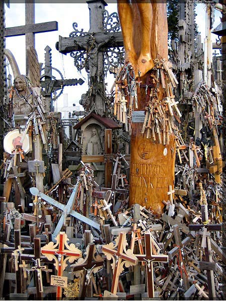 Vẻ đẹp lạ lùng của ngọn đồi thánh giá ở Lithuania - 16