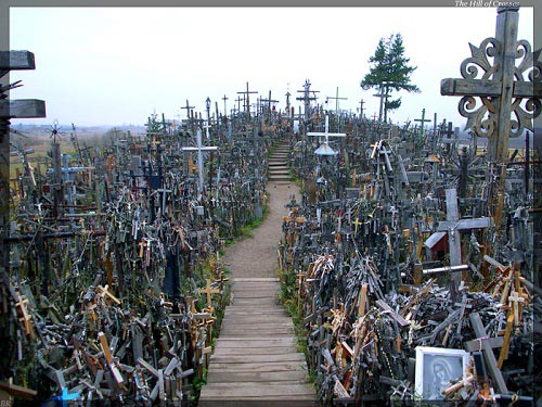 Vẻ đẹp lạ lùng của ngọn đồi thánh giá ở Lithuania - 13