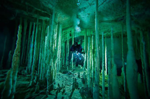 Những hang động kỳ thú dưới đáy biển Bahamas - 1
