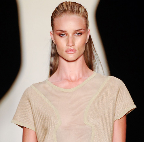 Cựu HH Anh vô tư khoe ngực đã "xì hơi" - 12