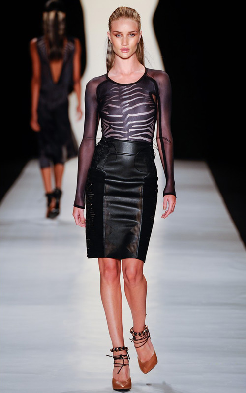 Cựu HH Anh vô tư khoe ngực đã "xì hơi" - 13