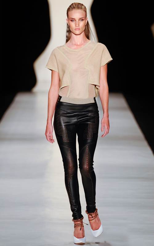 Cựu HH Anh vô tư khoe ngực đã "xì hơi" - 15