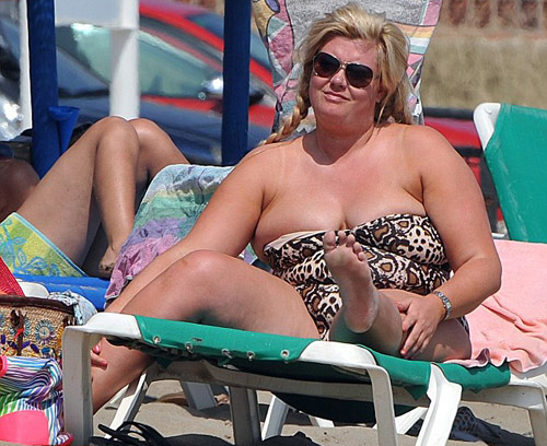 Cựu HH Anh vô tư khoe ngực đã "xì hơi" - 6