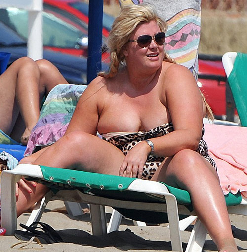 Cựu HH Anh vô tư khoe ngực đã "xì hơi" - 8